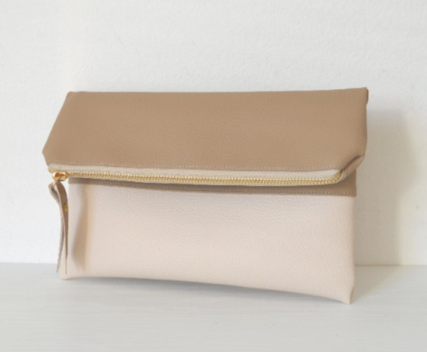 Two-tone foldover clitch